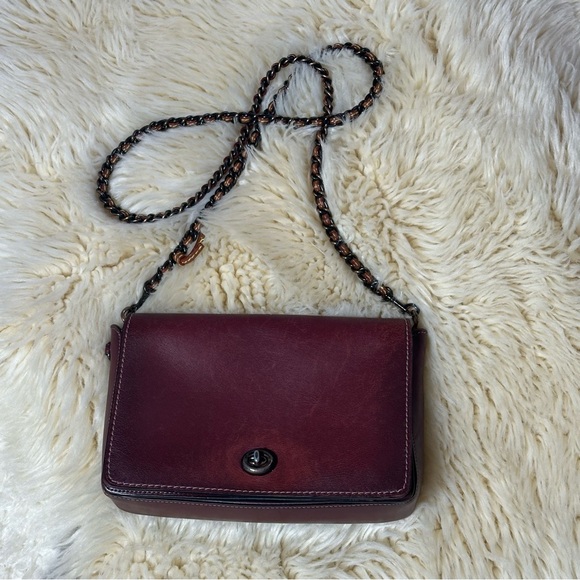 Coach Dinky Crossbody Bag Burgundy
Glove Tanned Leather DK-20215
Turnlock - Picture 1 of 9